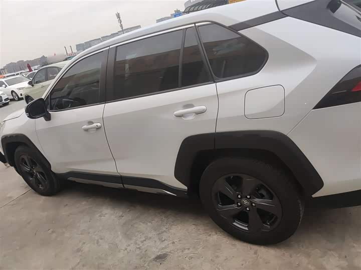 Фото 5 - Toyota RAV4
