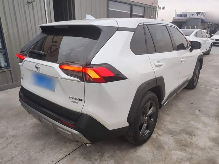 Фото 7 - Toyota RAV4
