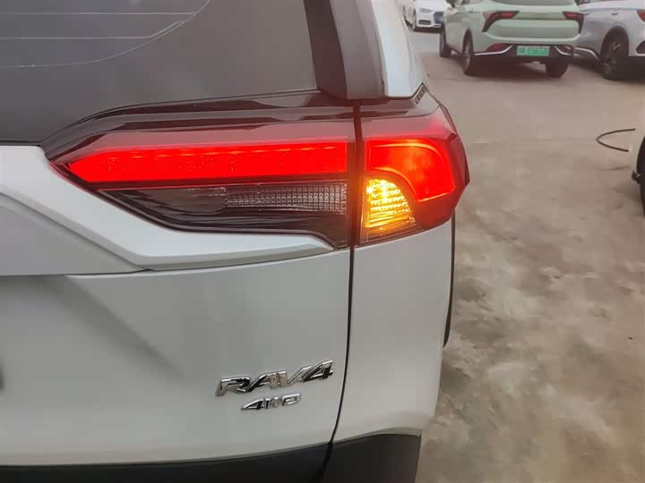 Фото 8 - Toyota RAV4