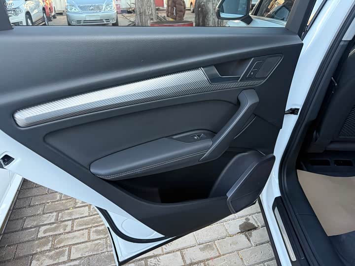 Фото 9 - Audi Q5L