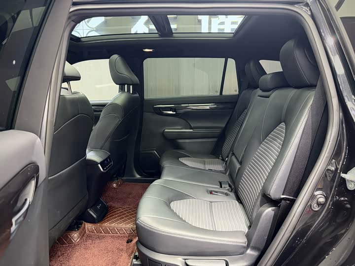 Фото 7 - Toyota Crown Kluger