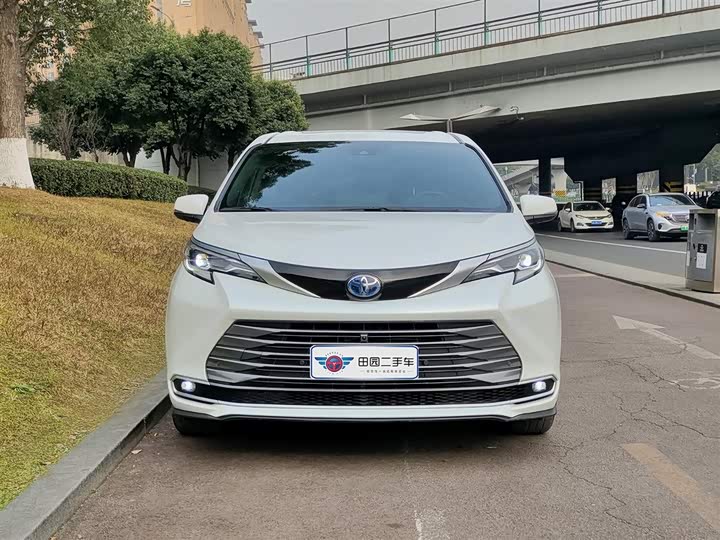 Фото 2 - Toyota Sienna