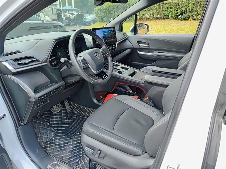 Фото 7 - Toyota Sienna