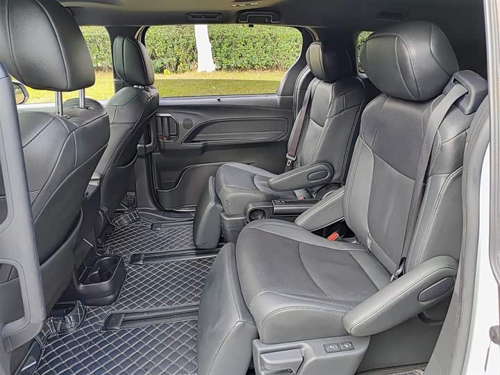 Фото 8 - Toyota Sienna