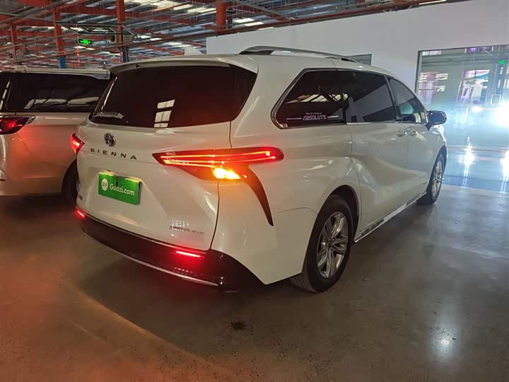 Фото 7 - Toyota Sienna