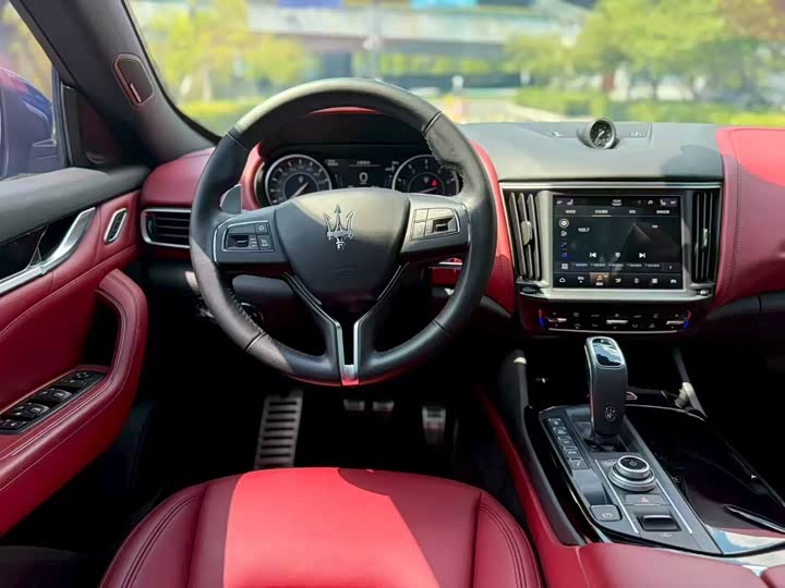 Фото 7 - Maserati Levante