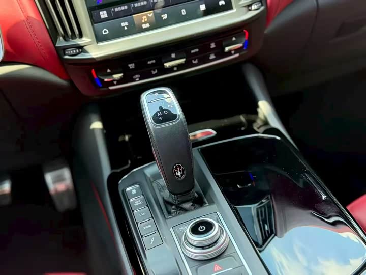 Фото 8 - Maserati Levante