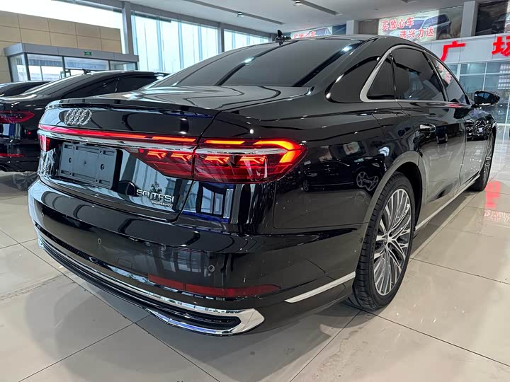 Фото 3 - Audi A8