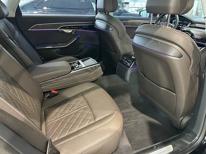 Фото 7 - Audi A8