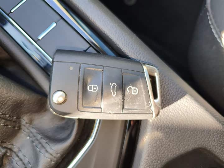 Фото 9 - Volkswagen Tiguan L Pro