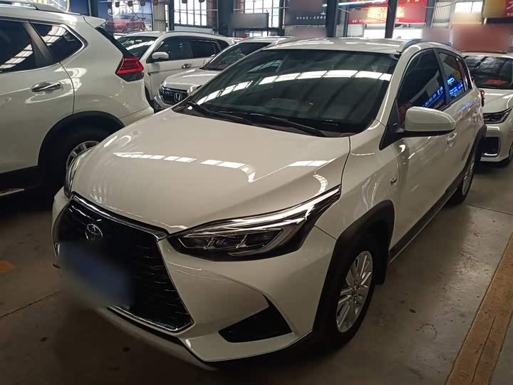 Фото 1 - Toyota Yaris L Hatchback