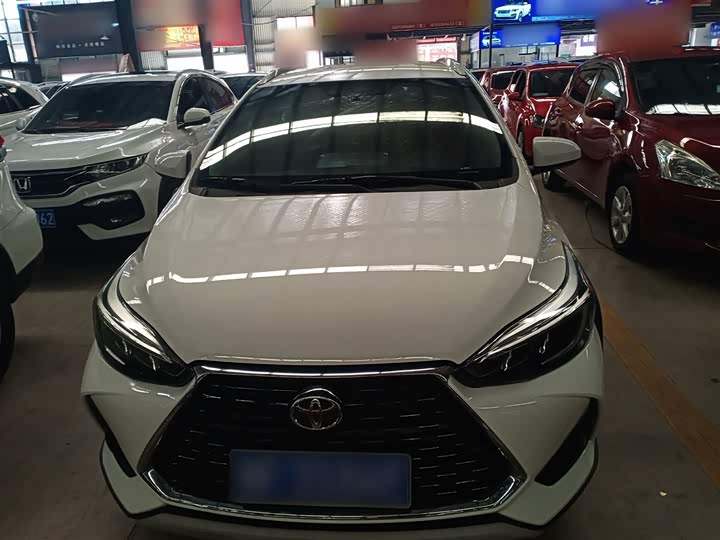 Фото 3 - Toyota Yaris L Hatchback