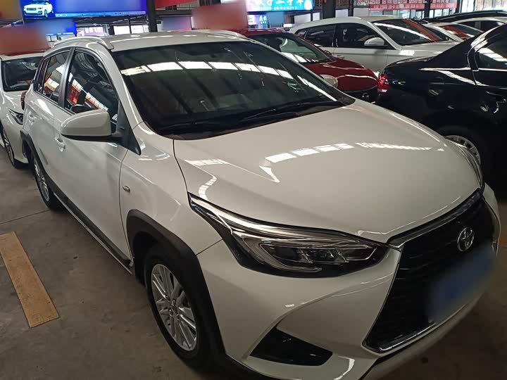 Фото 4 - Toyota Yaris L Hatchback