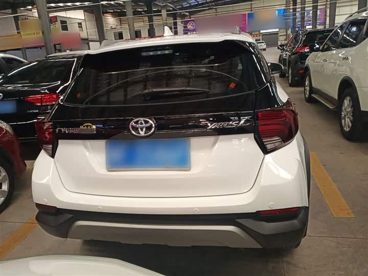 Фото 6 - Toyota Yaris L Hatchback