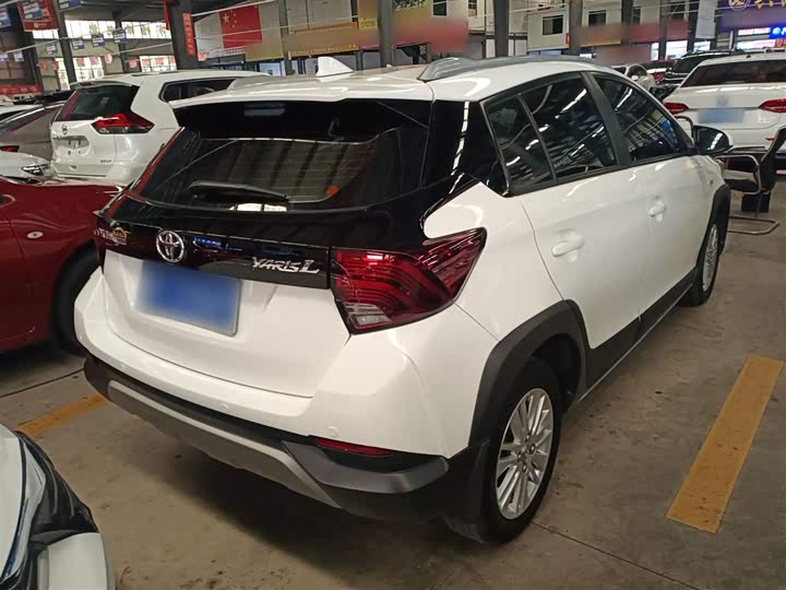 Фото 7 - Toyota Yaris L Hatchback