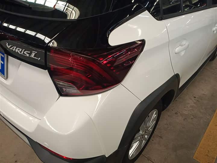 Фото 8 - Toyota Yaris L Hatchback