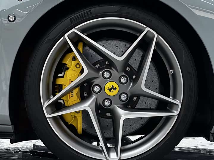 Фото 9 - Ferrari F8