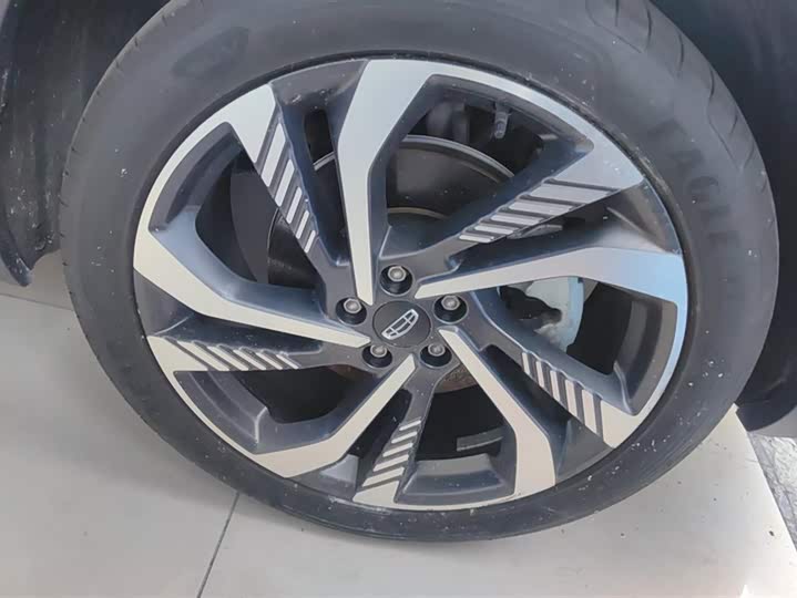 Фото 6 - Geely Monjaro