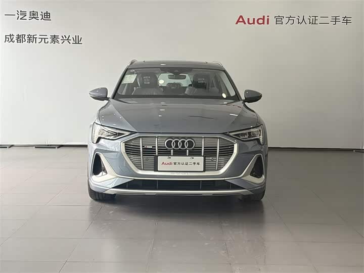 Фото 2 - Audi e-tron