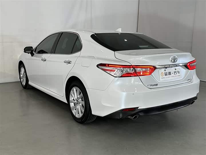Фото 5 - Toyota Camry