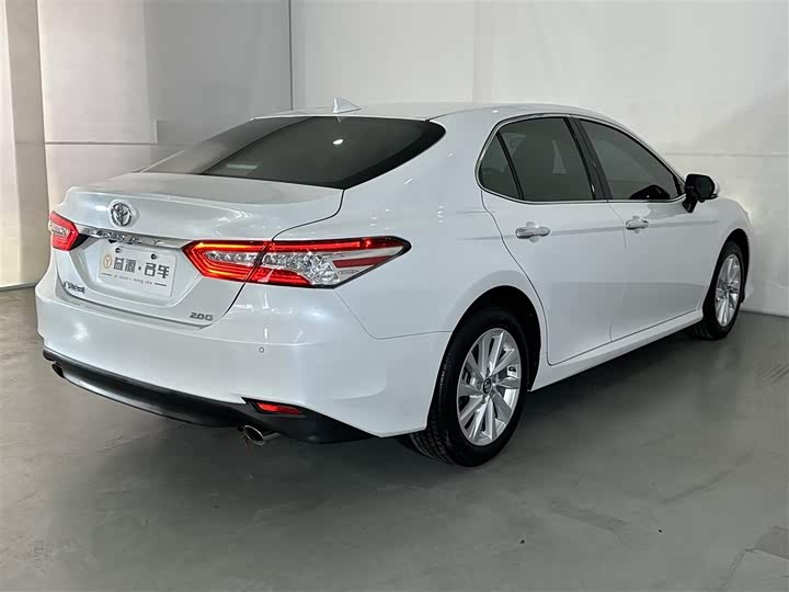Фото 6 - Toyota Camry