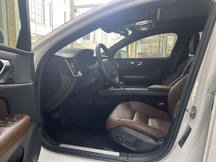 Фото 9 - Volvo S60