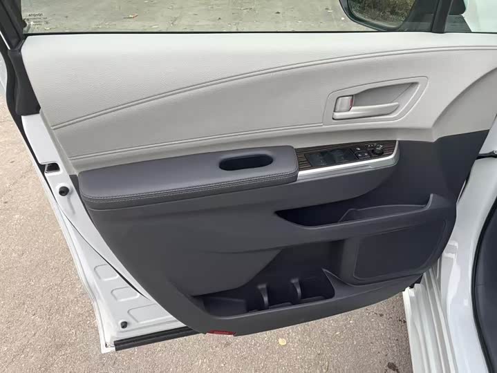 Фото 4 - Toyota Sienna