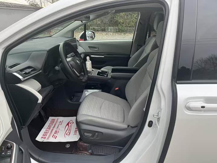 Фото 7 - Toyota Sienna