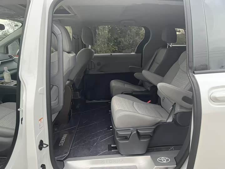 Фото 8 - Toyota Sienna
