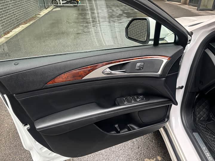 Фото 8 - Lincoln MKZ