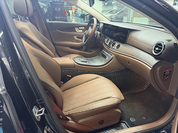 Фото 7 - Mercedes-Benz E-Class