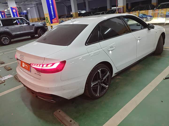 Фото 4 - Audi A4L