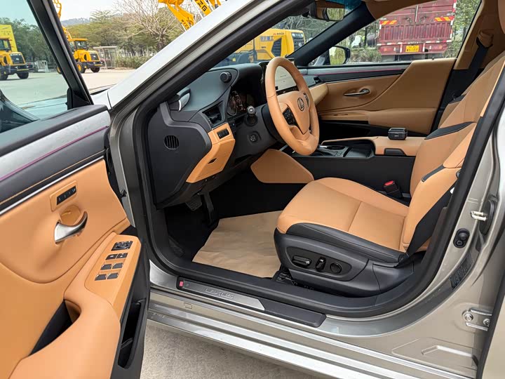 Фото 4 - Lexus ES