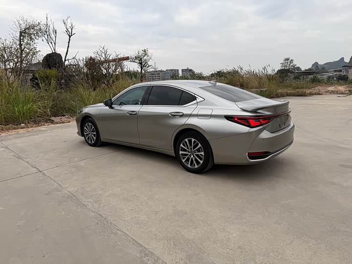 Фото 7 - Lexus ES