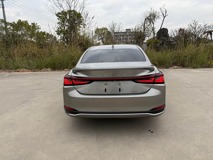 Фото 8 - Lexus ES