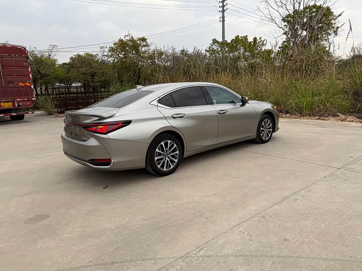 Фото 9 - Lexus ES