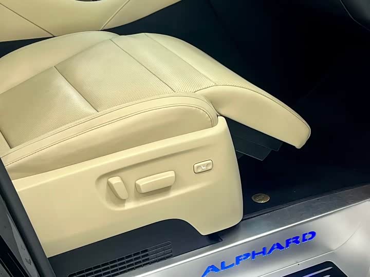 Фото 6 - Toyota Alphard