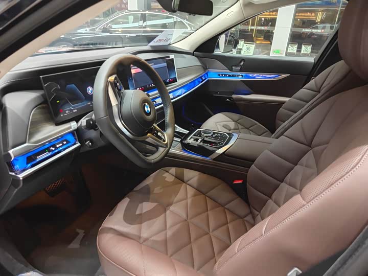 Фото 8 - BMW 7 Series