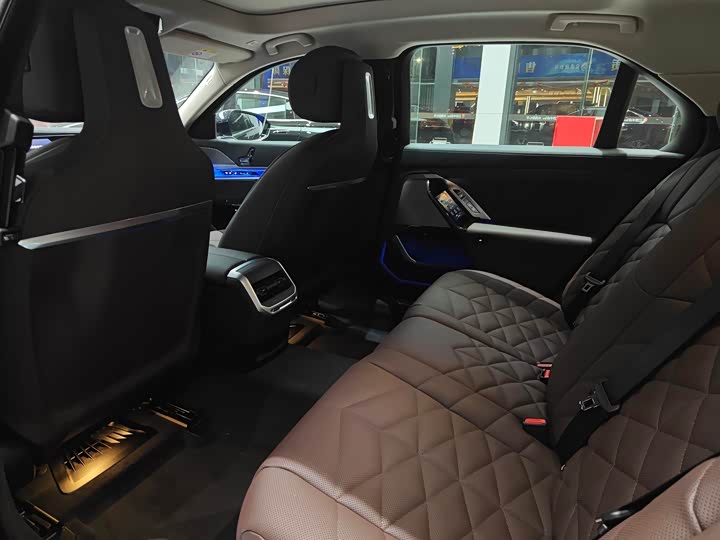 Фото 9 - BMW 7 Series