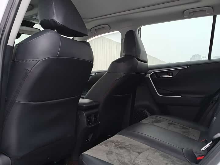 Фото 8 - Toyota RAV4