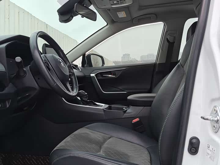 Фото 9 - Toyota RAV4