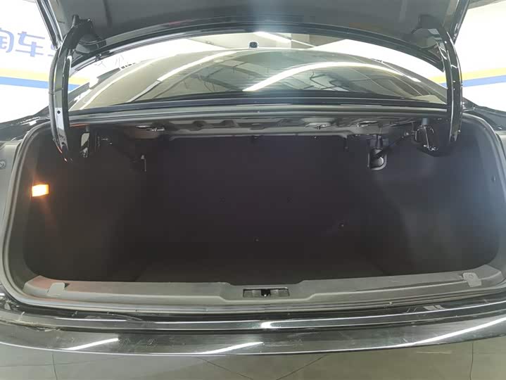 Фото 4 - Hongqi E-QM5