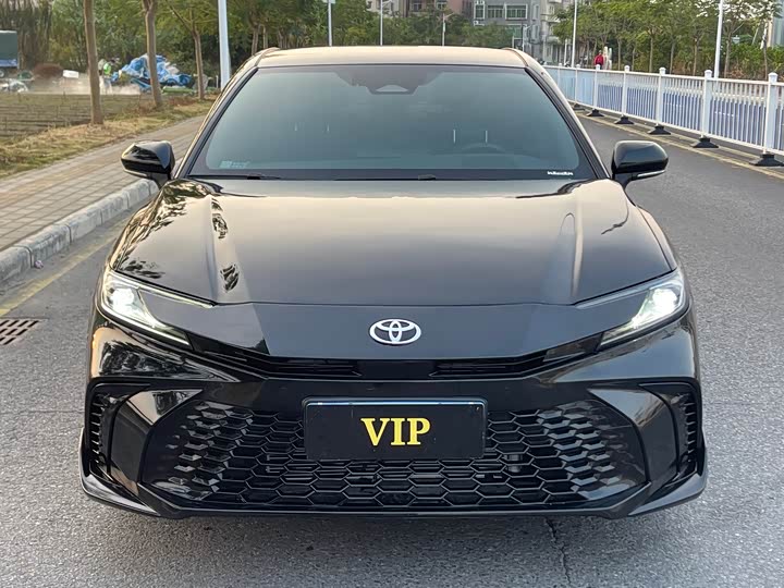 Фото 2 - Toyota Camry