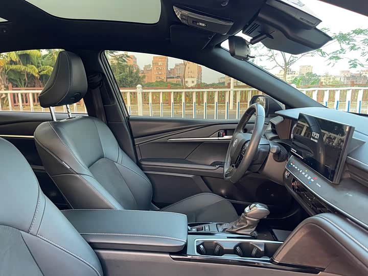 Фото 8 - Toyota Camry