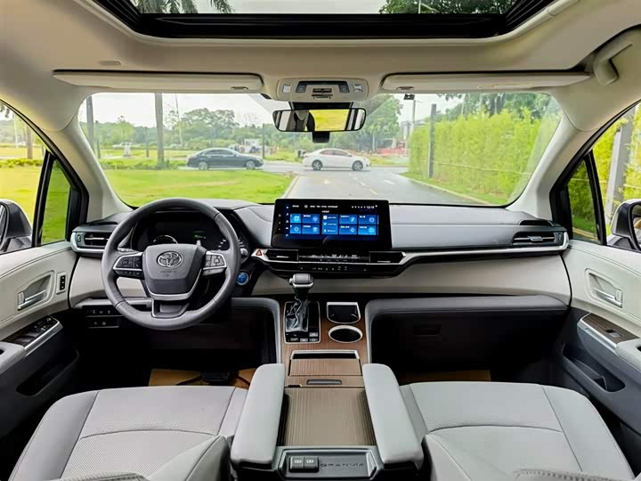 Фото 8 - Toyota Granvia