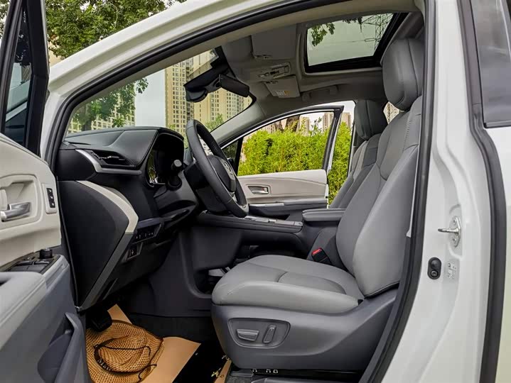 Фото 9 - Toyota Granvia