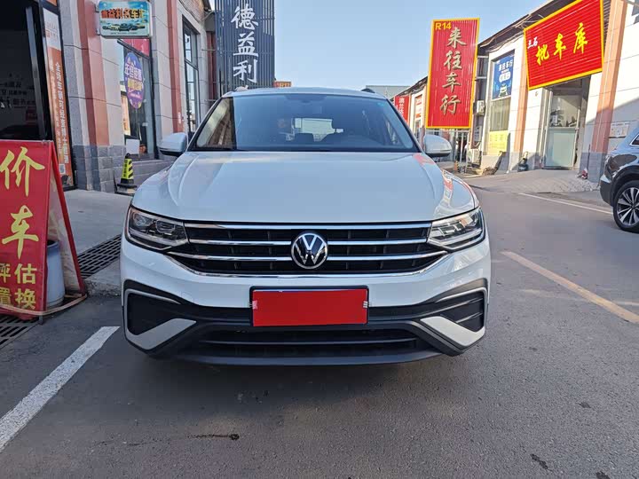 Фото 2 - Volkswagen Tiguan L Pro