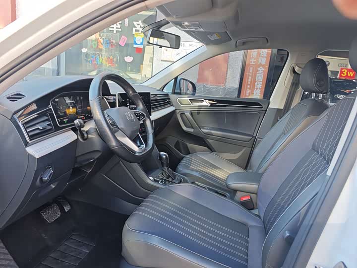 Фото 8 - Volkswagen Tiguan L Pro