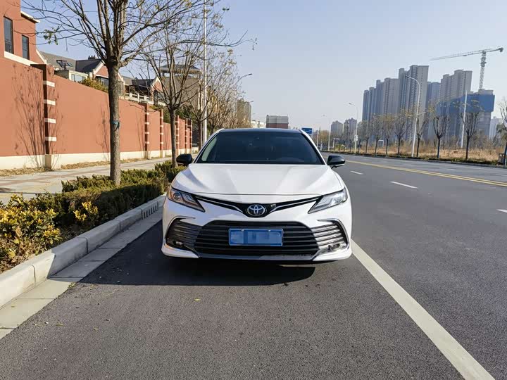 Фото 2 - Toyota Camry