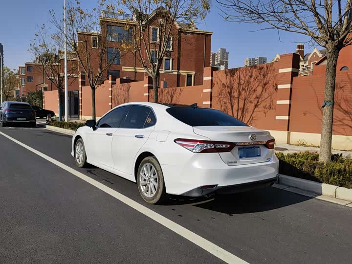 Фото 7 - Toyota Camry